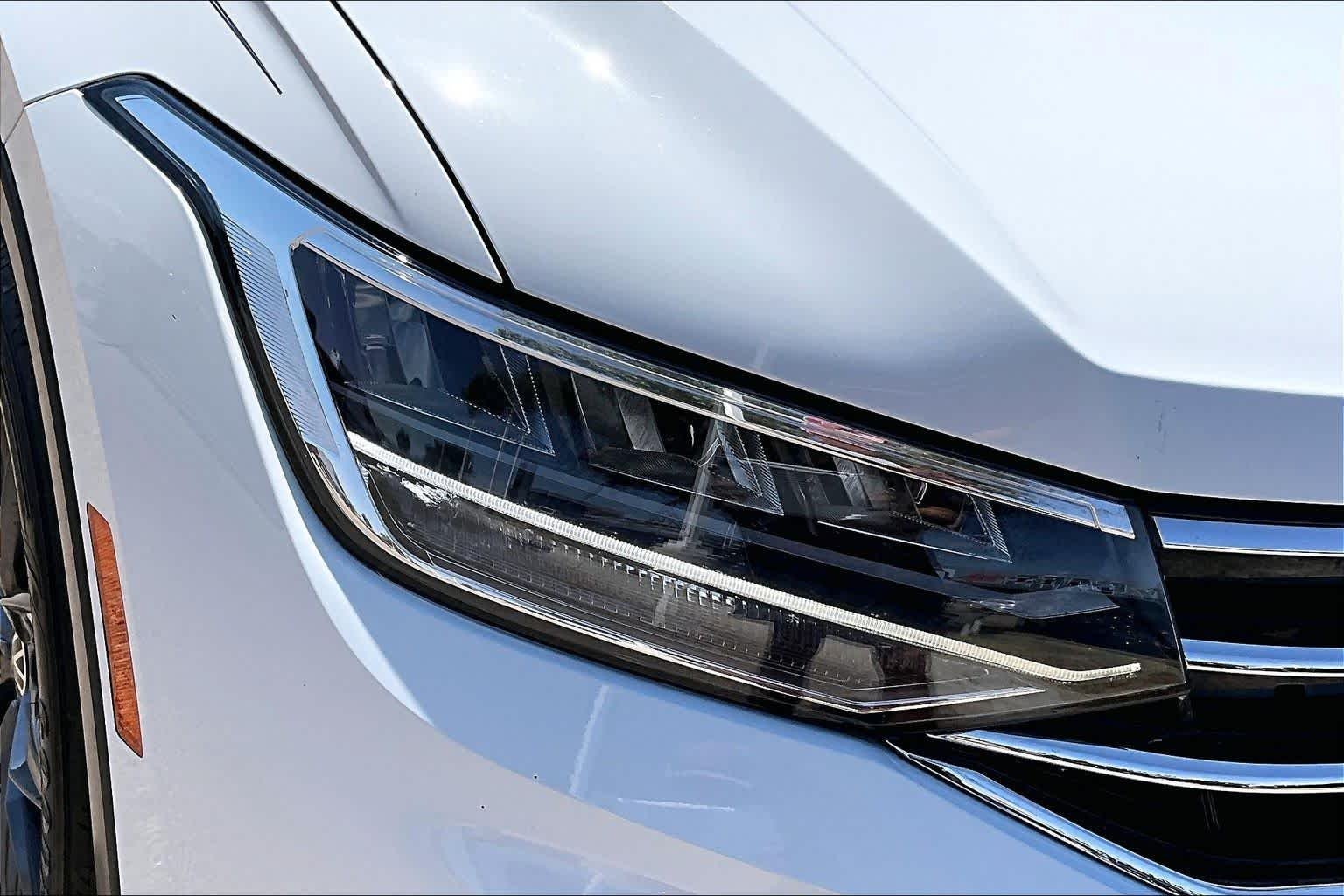 Used 2022 Pure White Volkswagen SE image 28