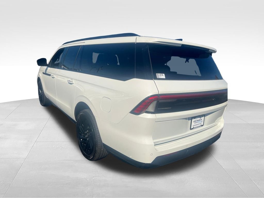 Used 2025 White Lincoln Reserve image 3