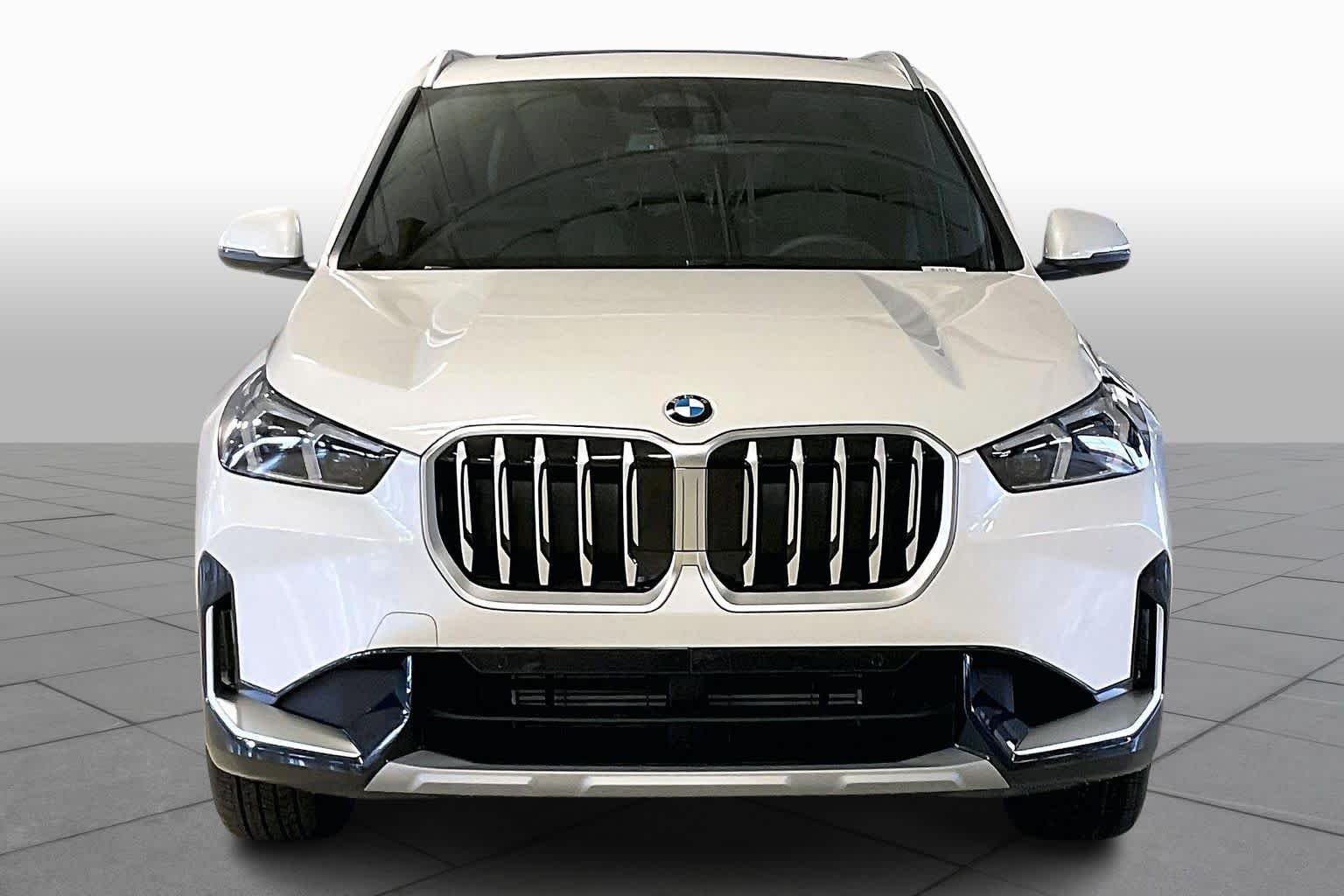 Used 2026 Mineral White Metallic BMW xDrive28i image 3