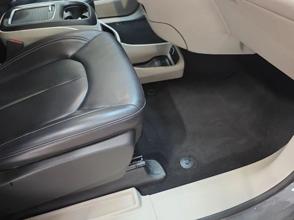 Used 2023 Ceramic Gray Clearcoat Chrysler Touring L image 9