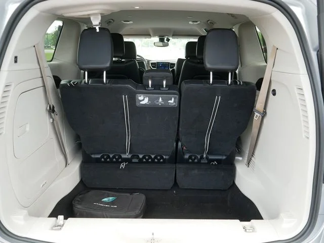 Used 2017 Silver Chrysler Premium image 20