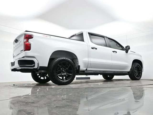 Used 2025 Summit White Chevrolet Custom image 28