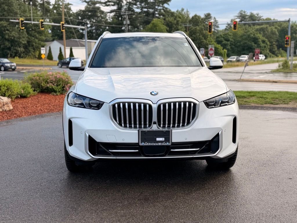 New 2026 Mineral White Metallic BMW xDrive40i image 2