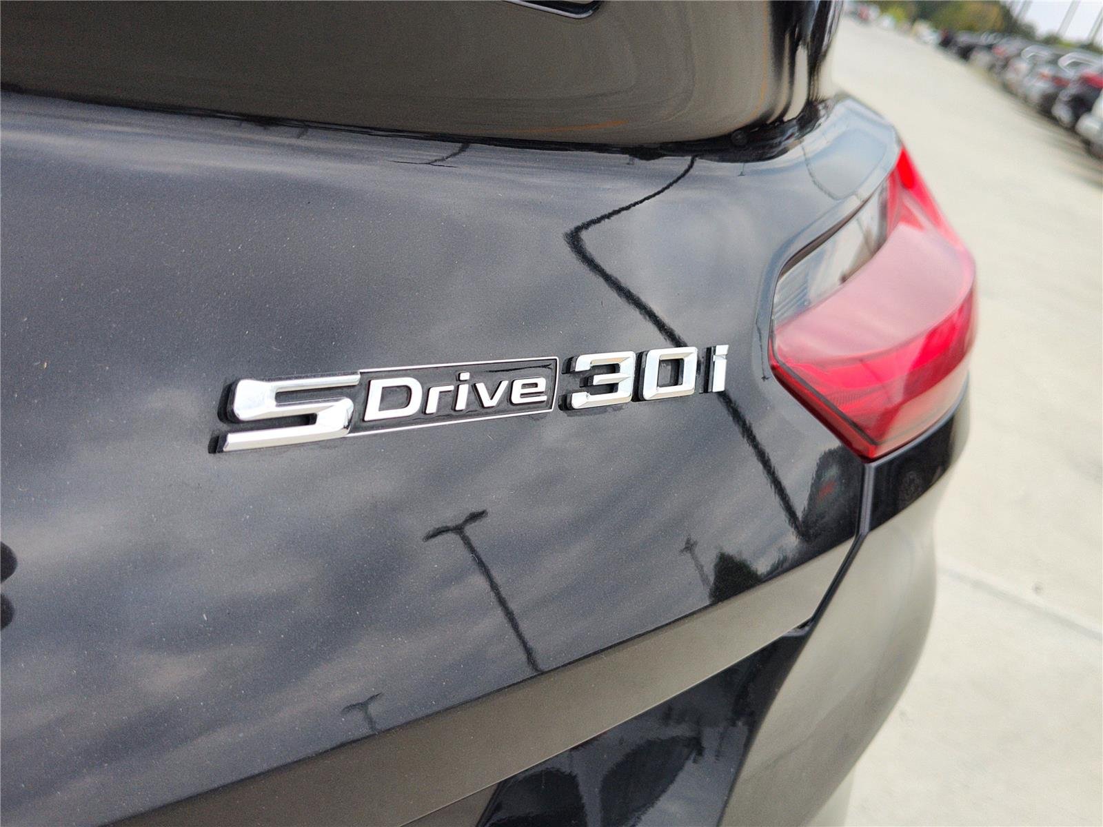 Used 2025 Black Sapphire Metallic BMW sDrive30i image 7