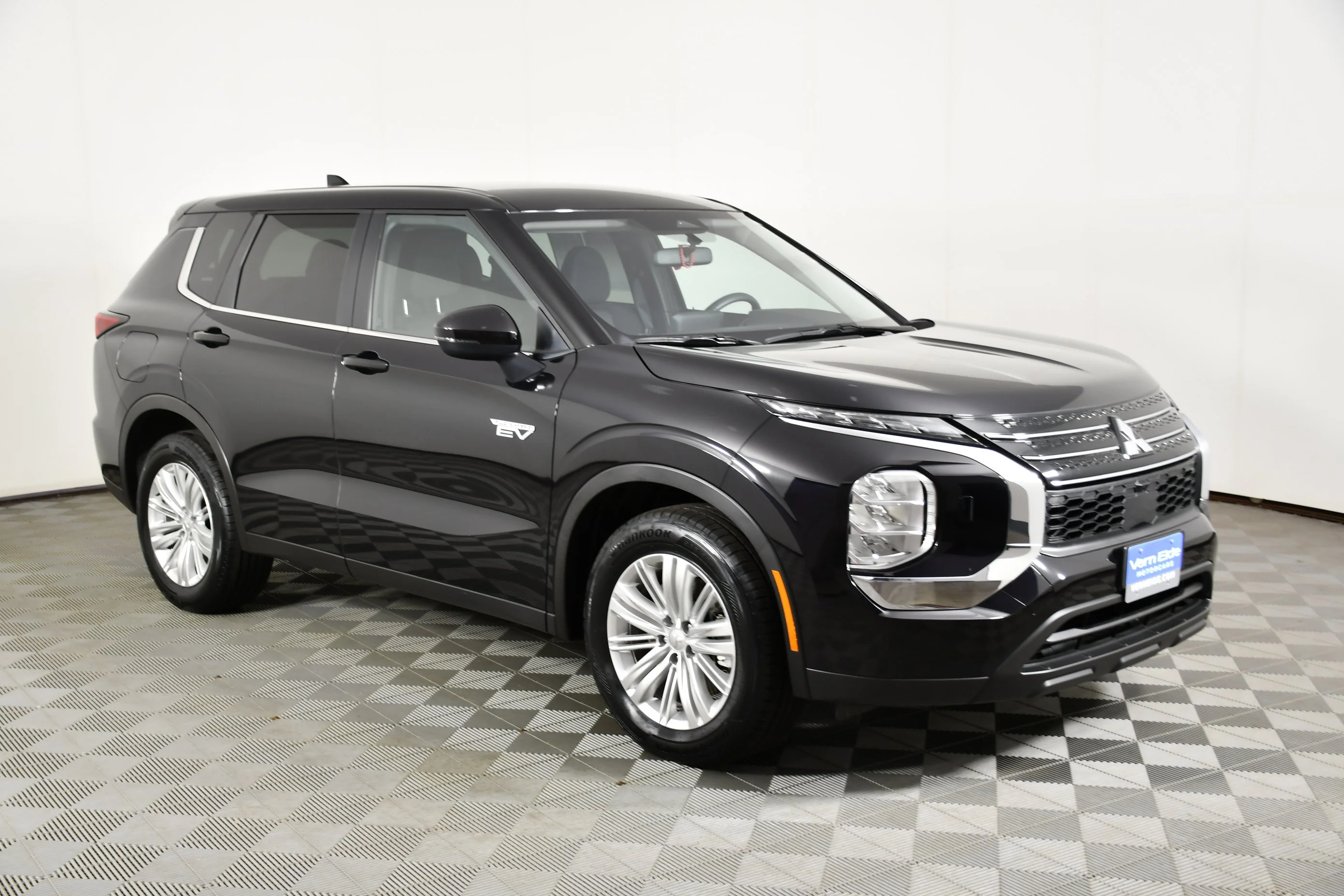 Certified Used 2025 Labrador Black Pearl Mitsubishi ES image 4