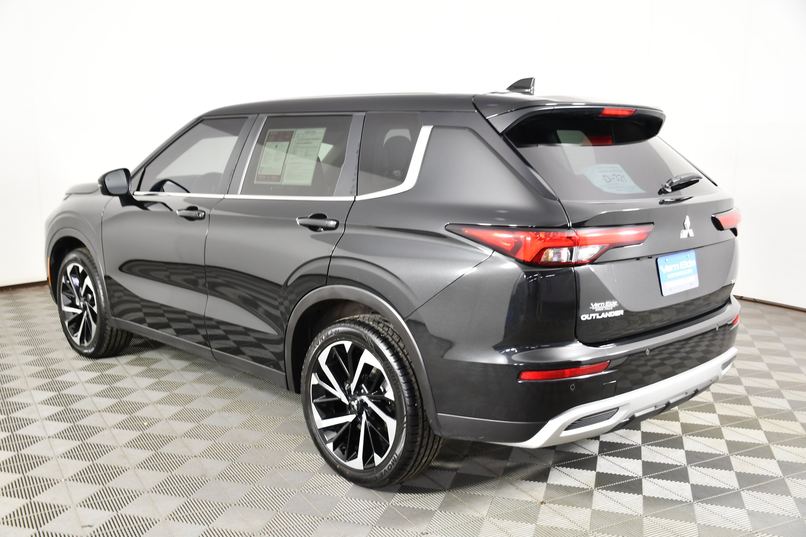 Certified Used 2024 Black Diamond Mitsubishi SE image 8