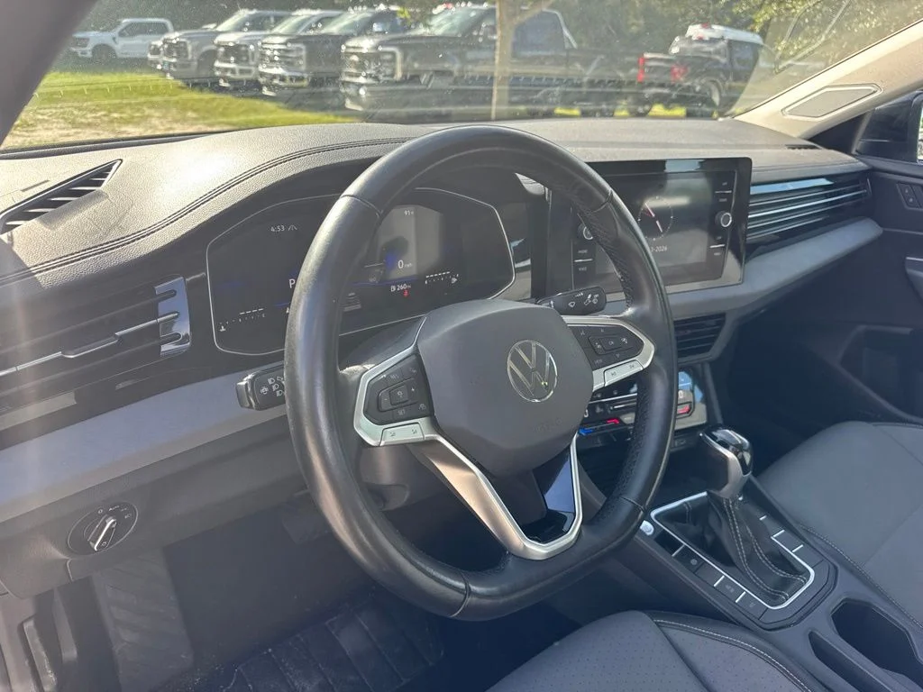 Used 2025 Deep Black Pearl Effect Volkswagen 1.5T SE image 9