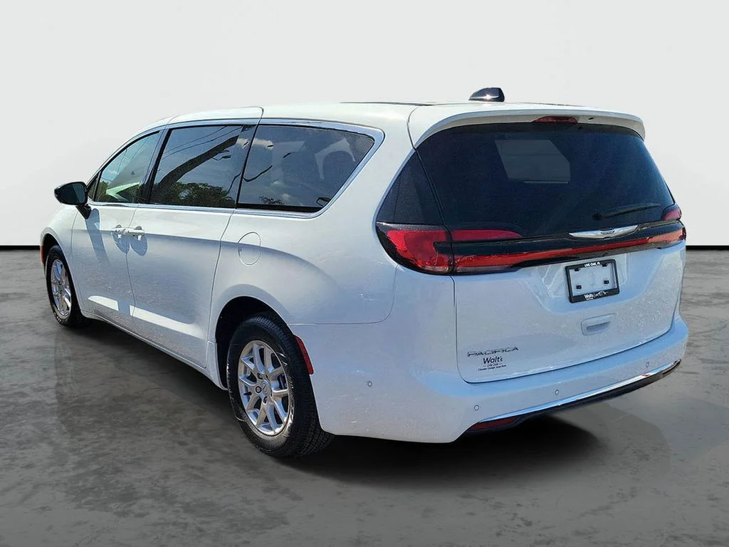 New 2025 Bright White Clear-Coat Exterior Paint Chrysler Select image 3