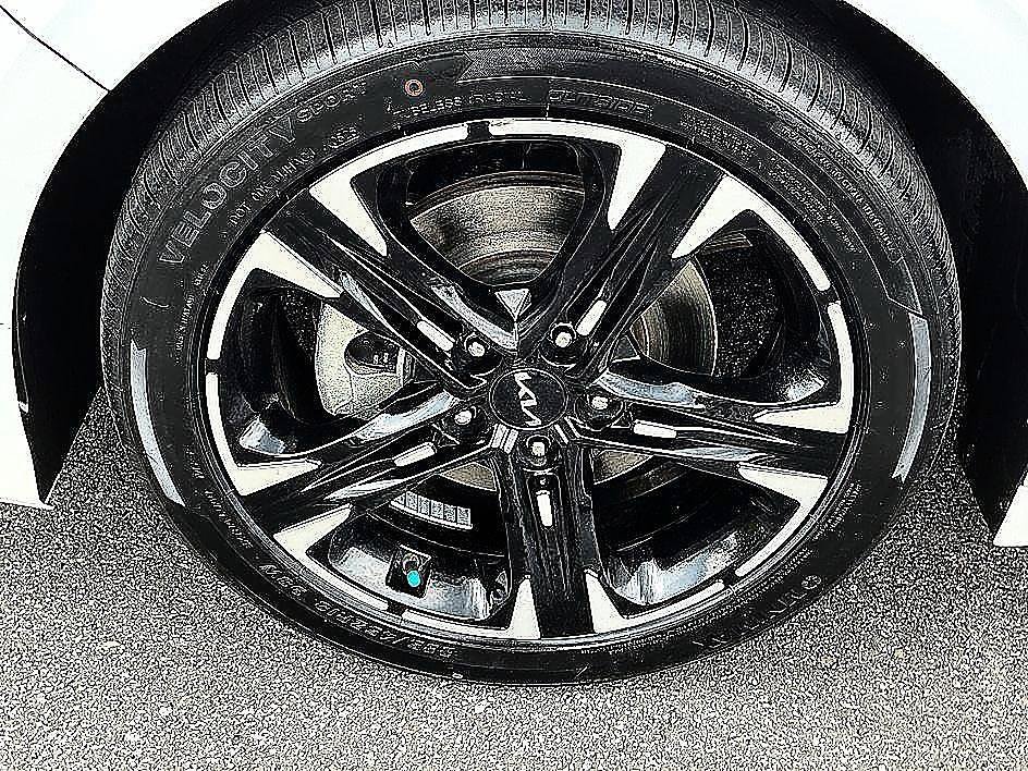Used 2022 White Kia GT-Line image 9