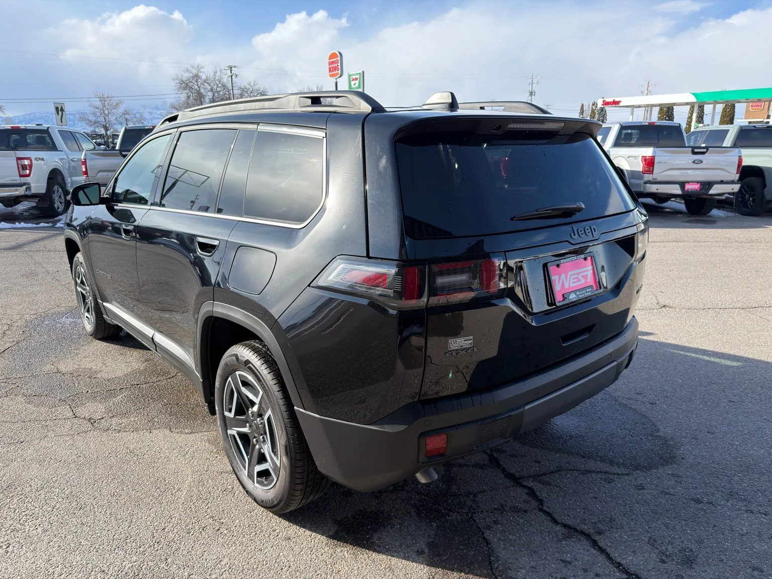 New 2026 Diamond Black Crystal Pearl-Coat Exterior Paint Jeep Limited image 10