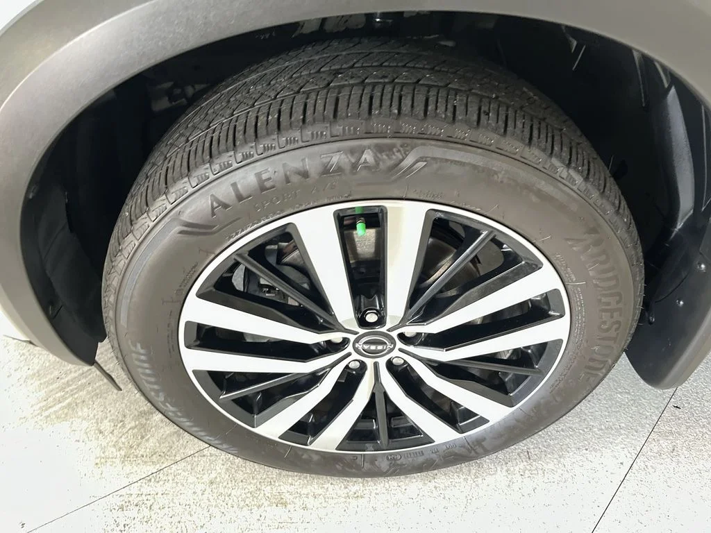 Used 2024 White Nissan Platinum image 14