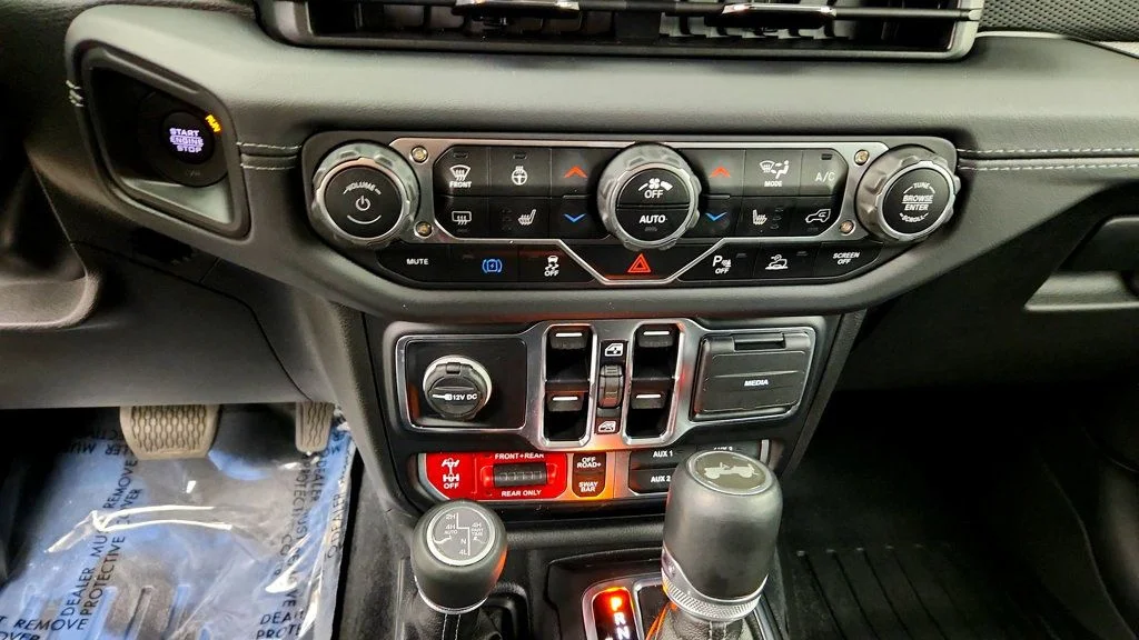 Used 2024 Earl Clearcoat Jeep Rubicon X 4xe w/ Nappa Leather, Rock-Trac & Off-Road Camera image 17