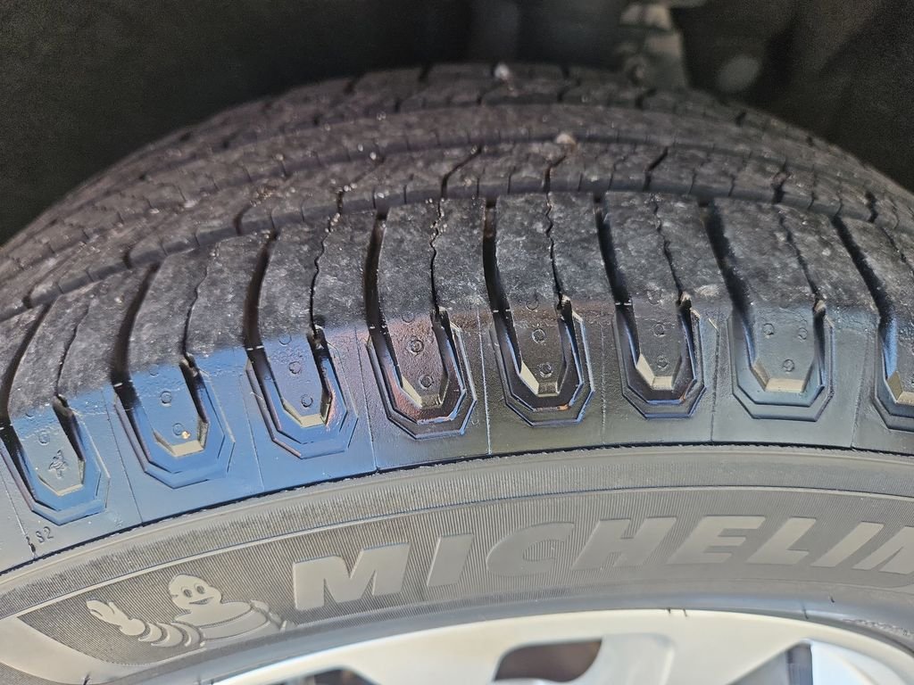 Used 2020 Magnetic Ford SE image 28