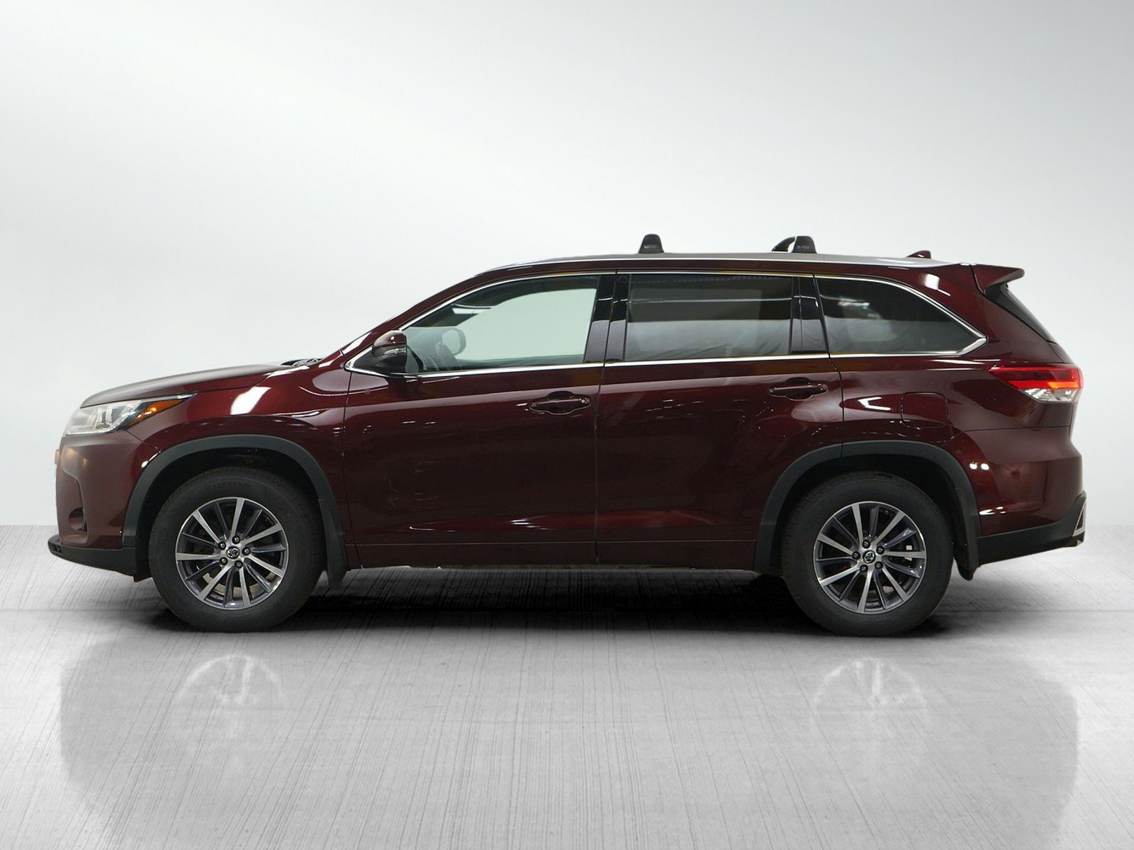 Used 2018 Toyota Highlander XLE with VIN 5TDJZRFH8JS813919 for sale in Minneapolis, Minnesota