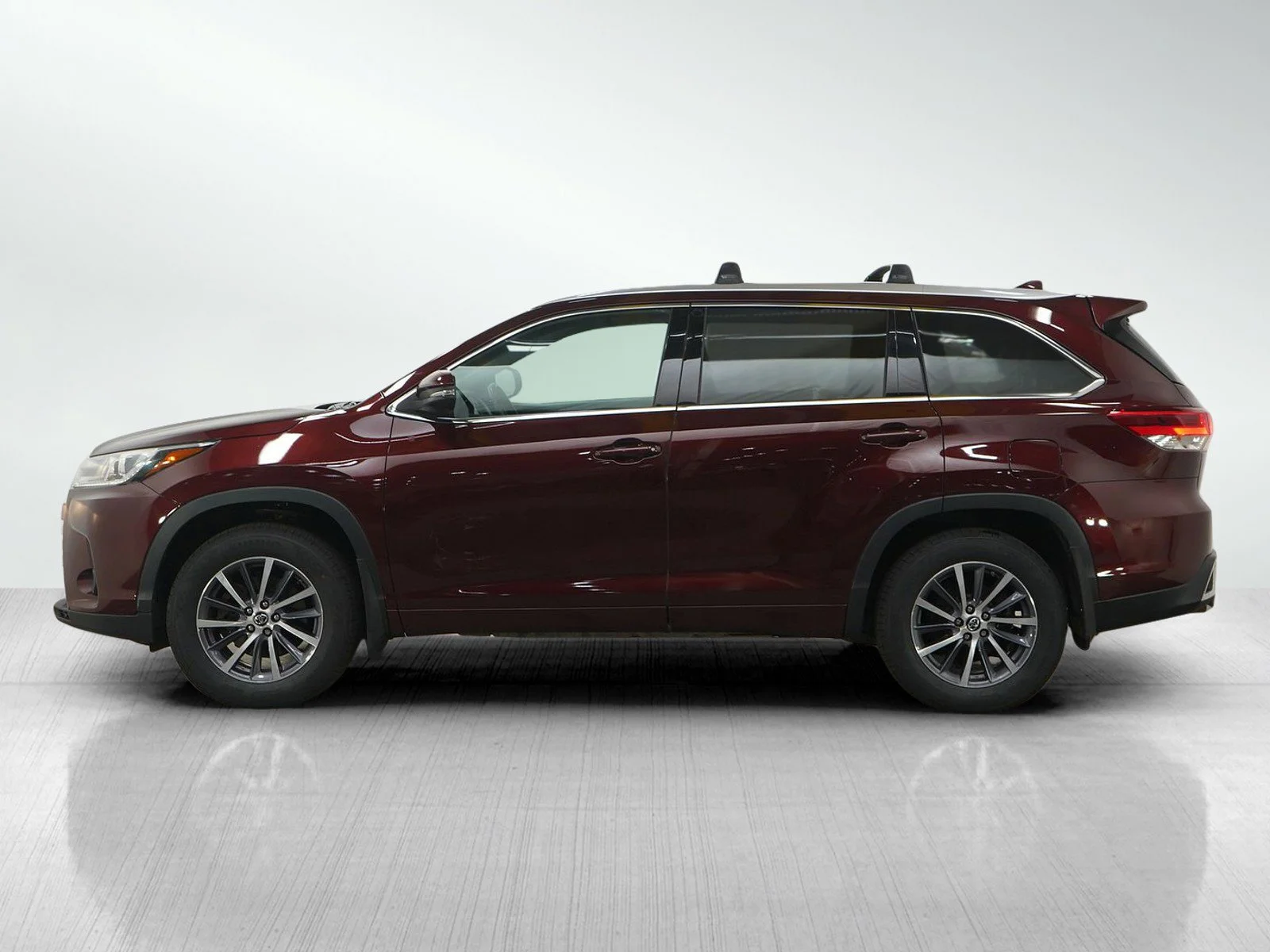 Used 2018 Toyota Highlander XLE with VIN 5TDJZRFH8JS813919 for sale in Minneapolis, Minnesota