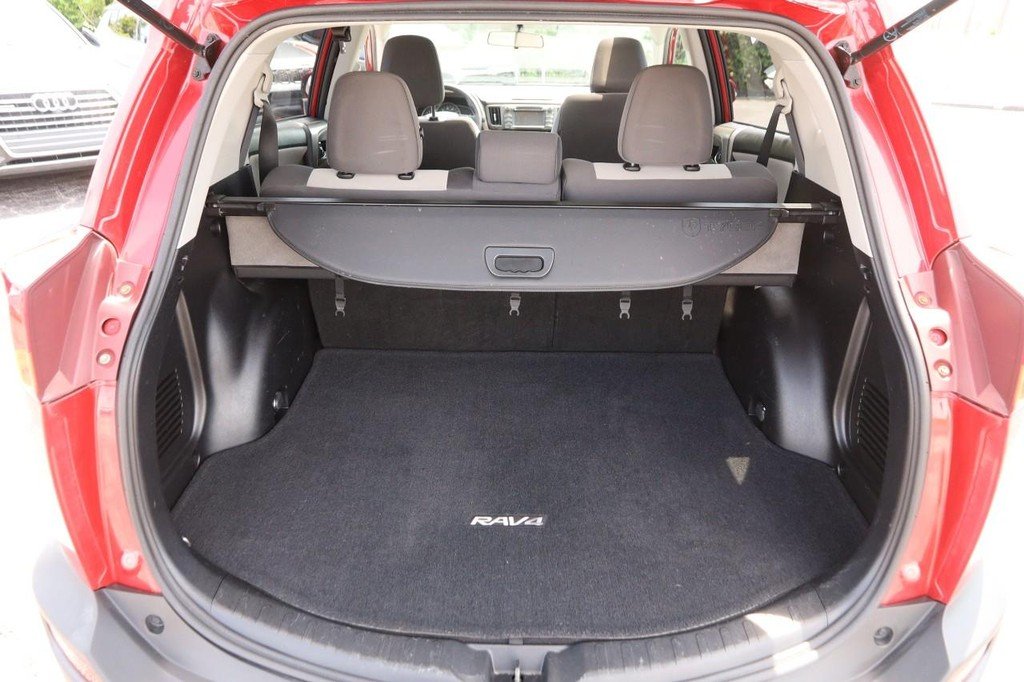 Used 2014 Barcelona Red Metallic Toyota FWD 4dr XLE (Natl) image 7