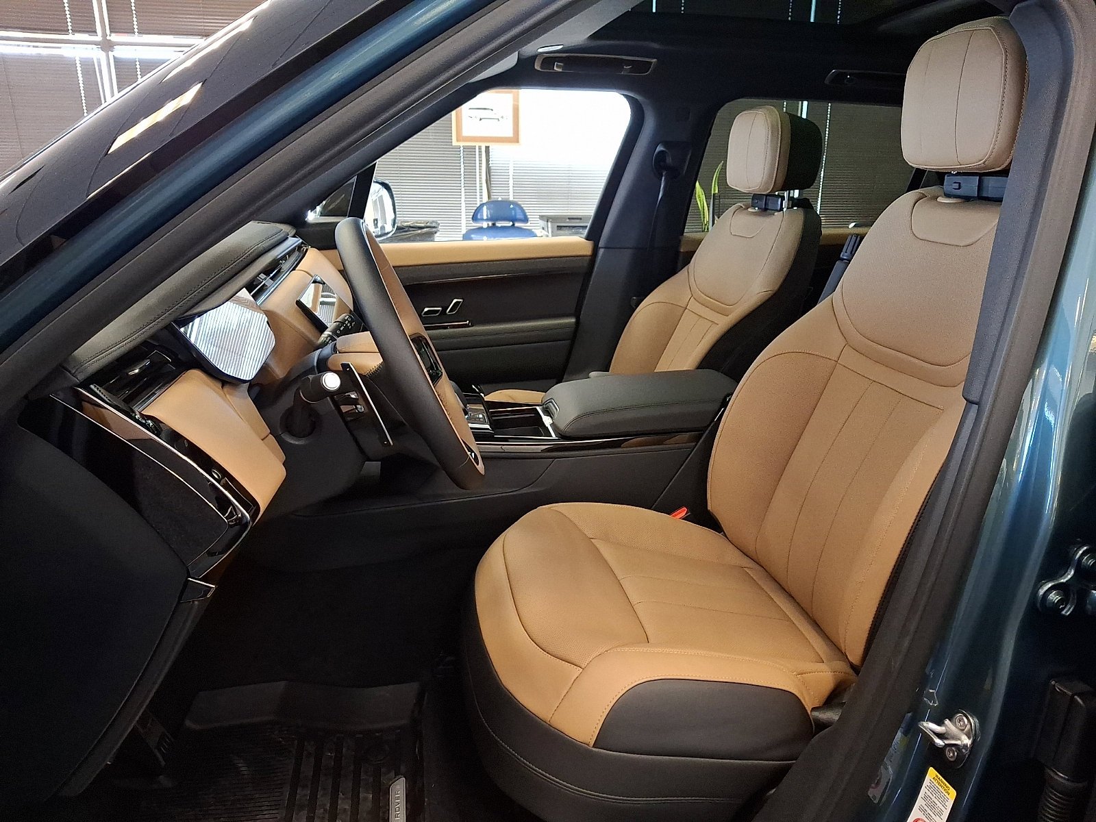 New 2026 Giola Green Land Rover Dynamic SE image 9