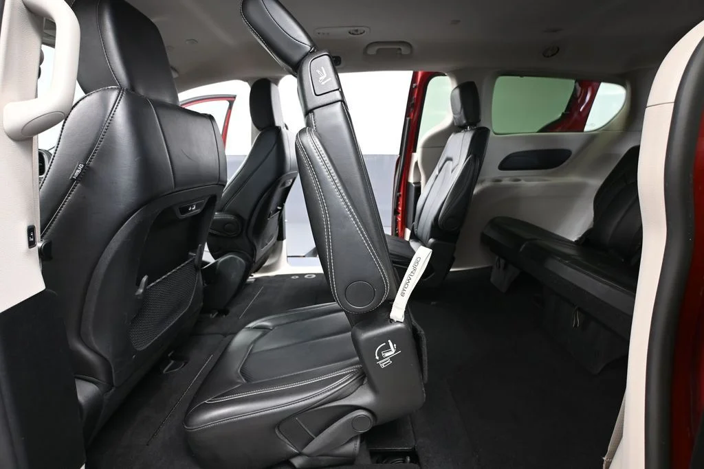 Used 2024 Red Chrysler Touring L image 38