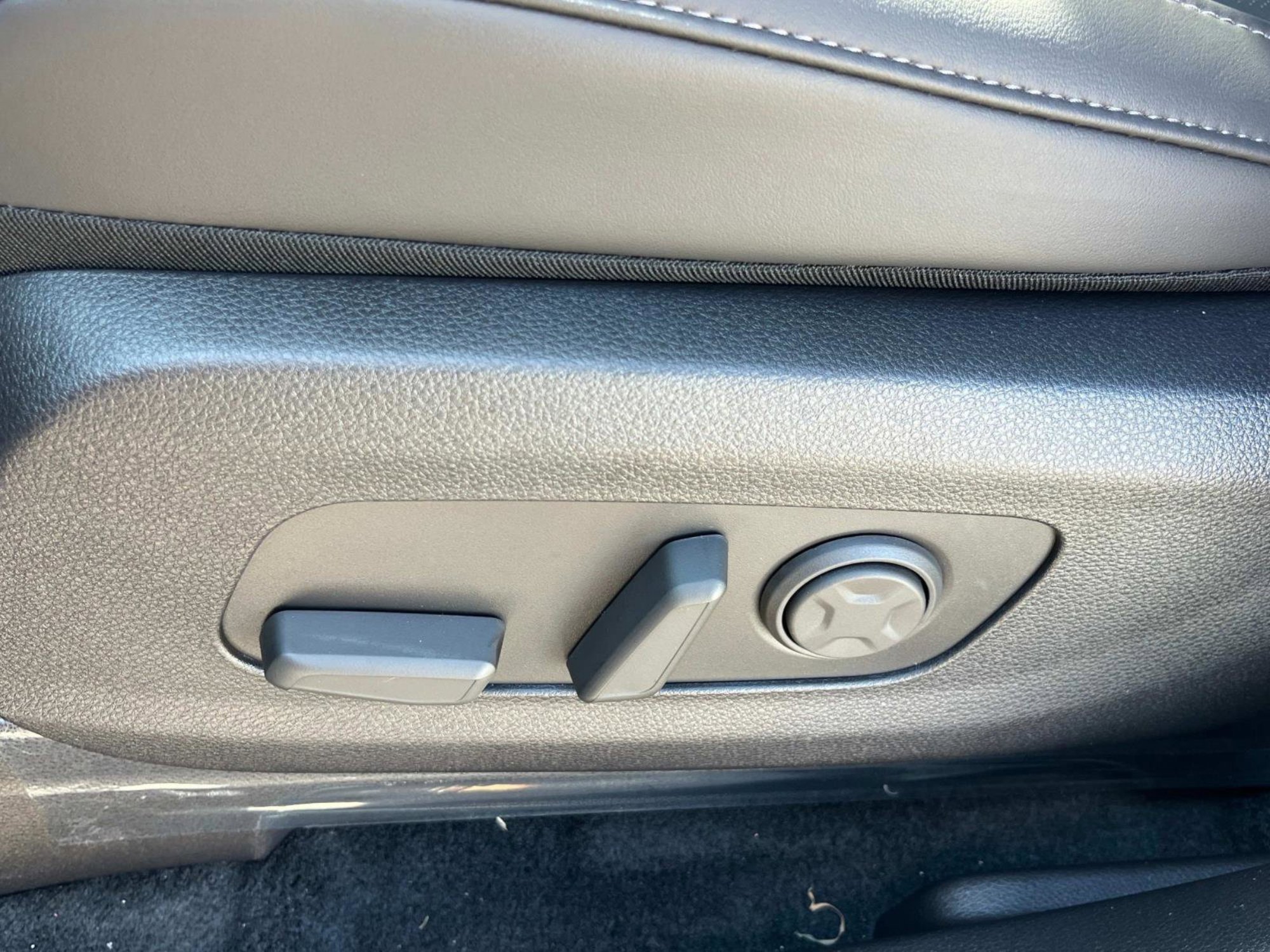 New 2026 Ivory Silver Kia EX image 27