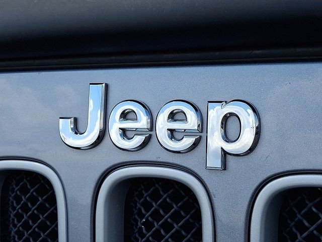 Used 2017 Billet Silver Metallic Clearcoat Jeep Unlimited Sahara image 28