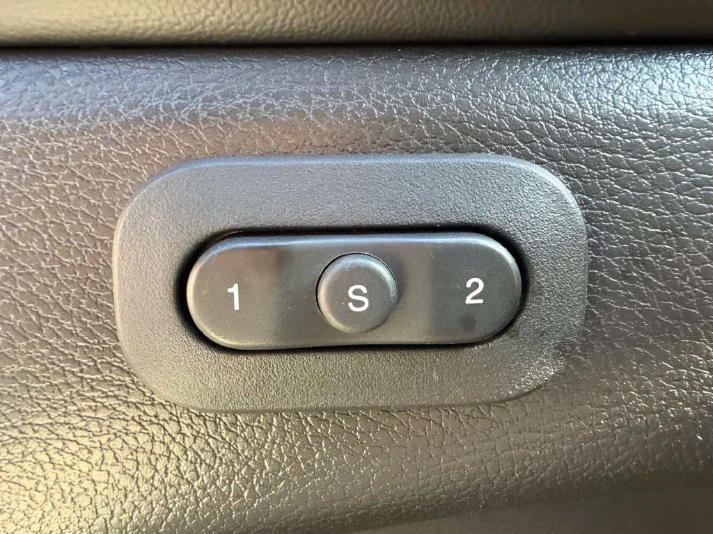 Used 2022  Jeep Limited image 13