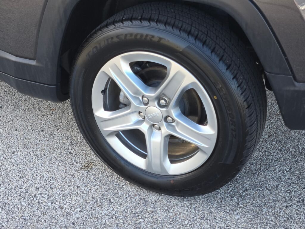 Used 2024  Jeep Latitude image 14