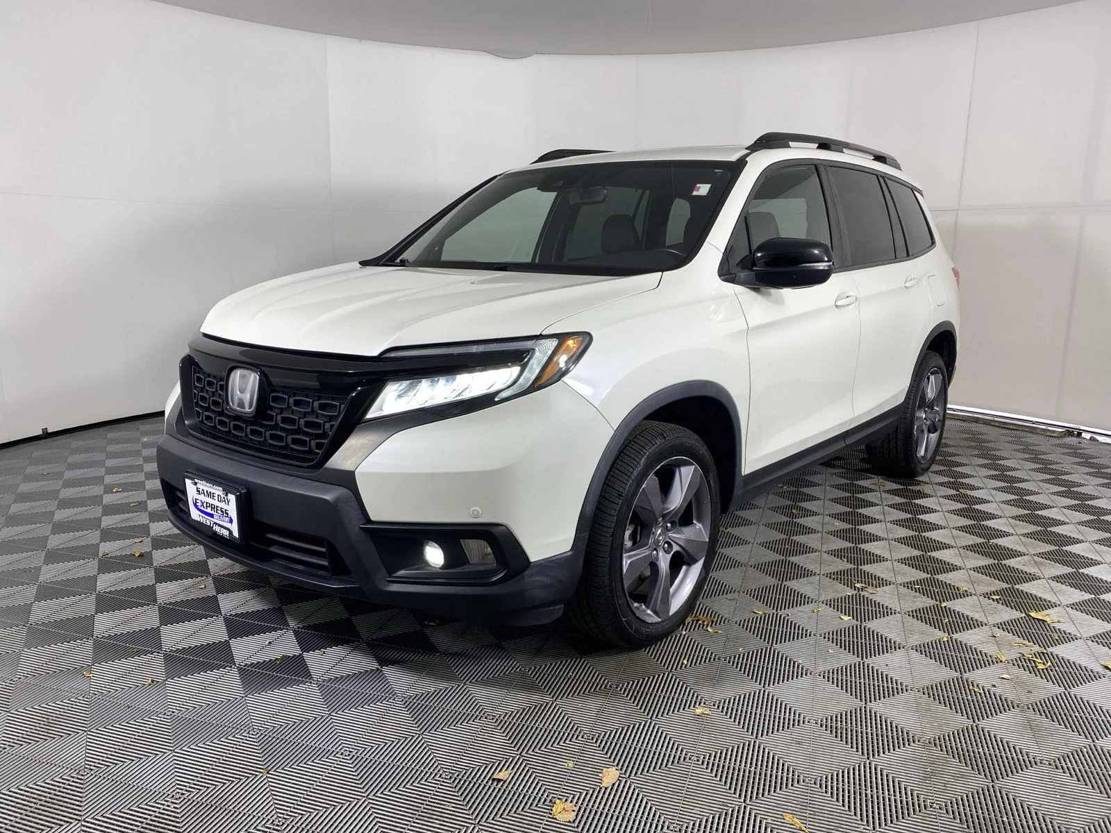 Used 2019 White Diamond Pearl Honda Touring image 3