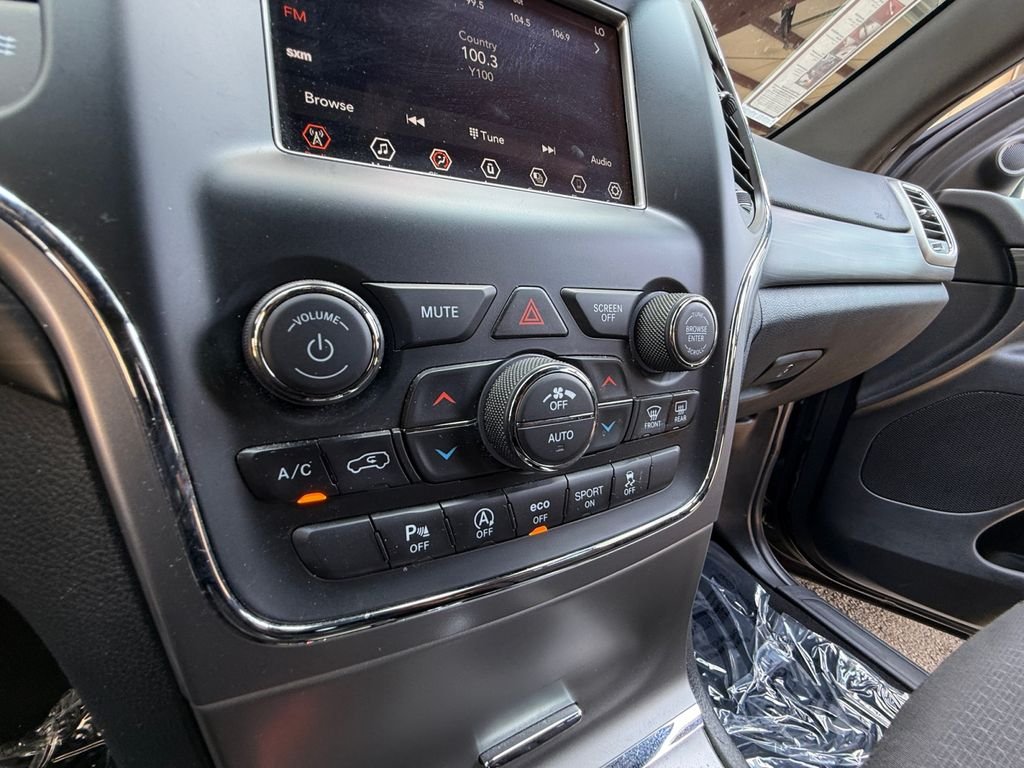 Used 2021 Black Jeep Laredo E image 23