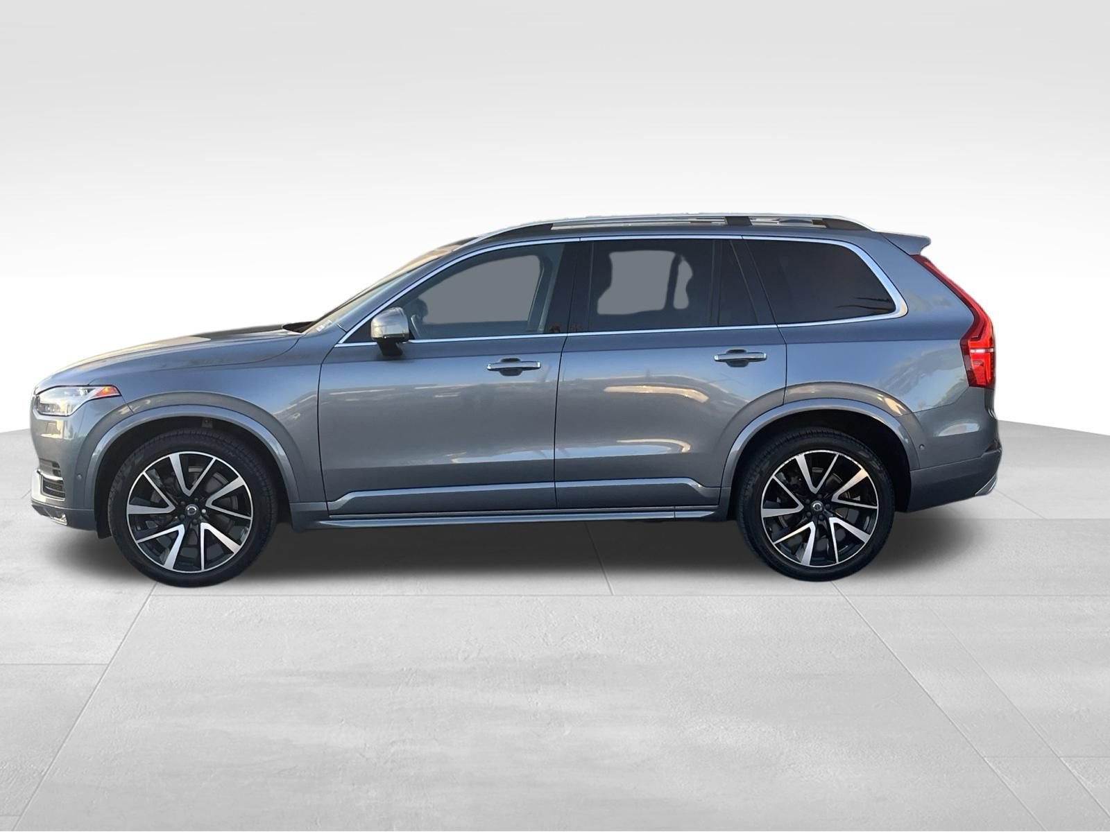 Used 2019 Gray Volvo T6 Momentum image 3