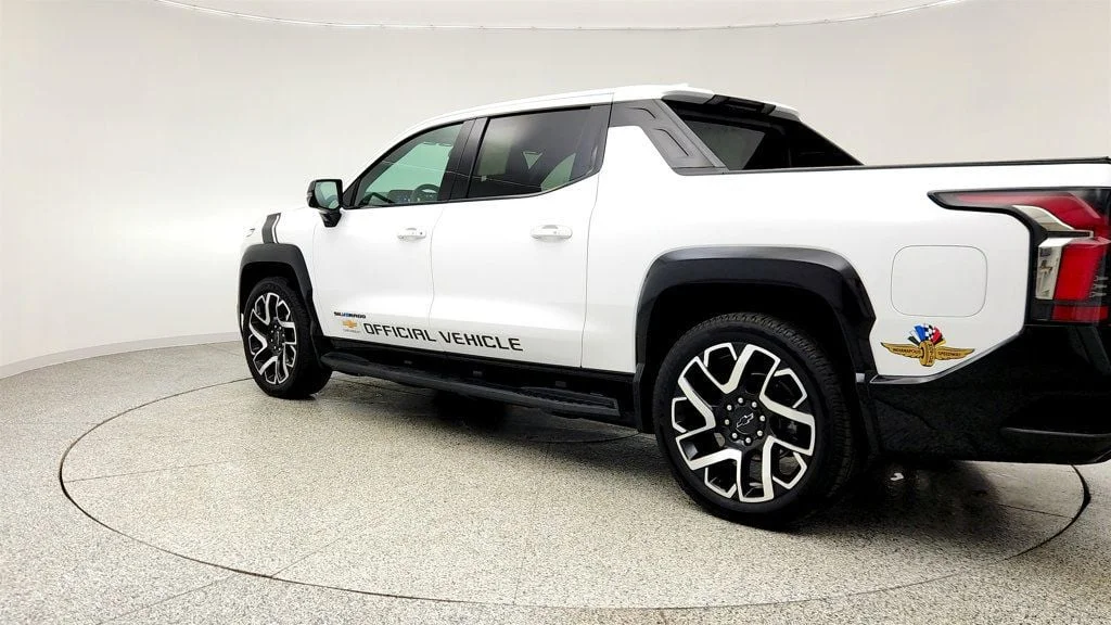 Used 2025 Summit White Chevrolet e4WD Crew Cab Max Range RST w/ Hard Folding Truck Bed Cover image 7
