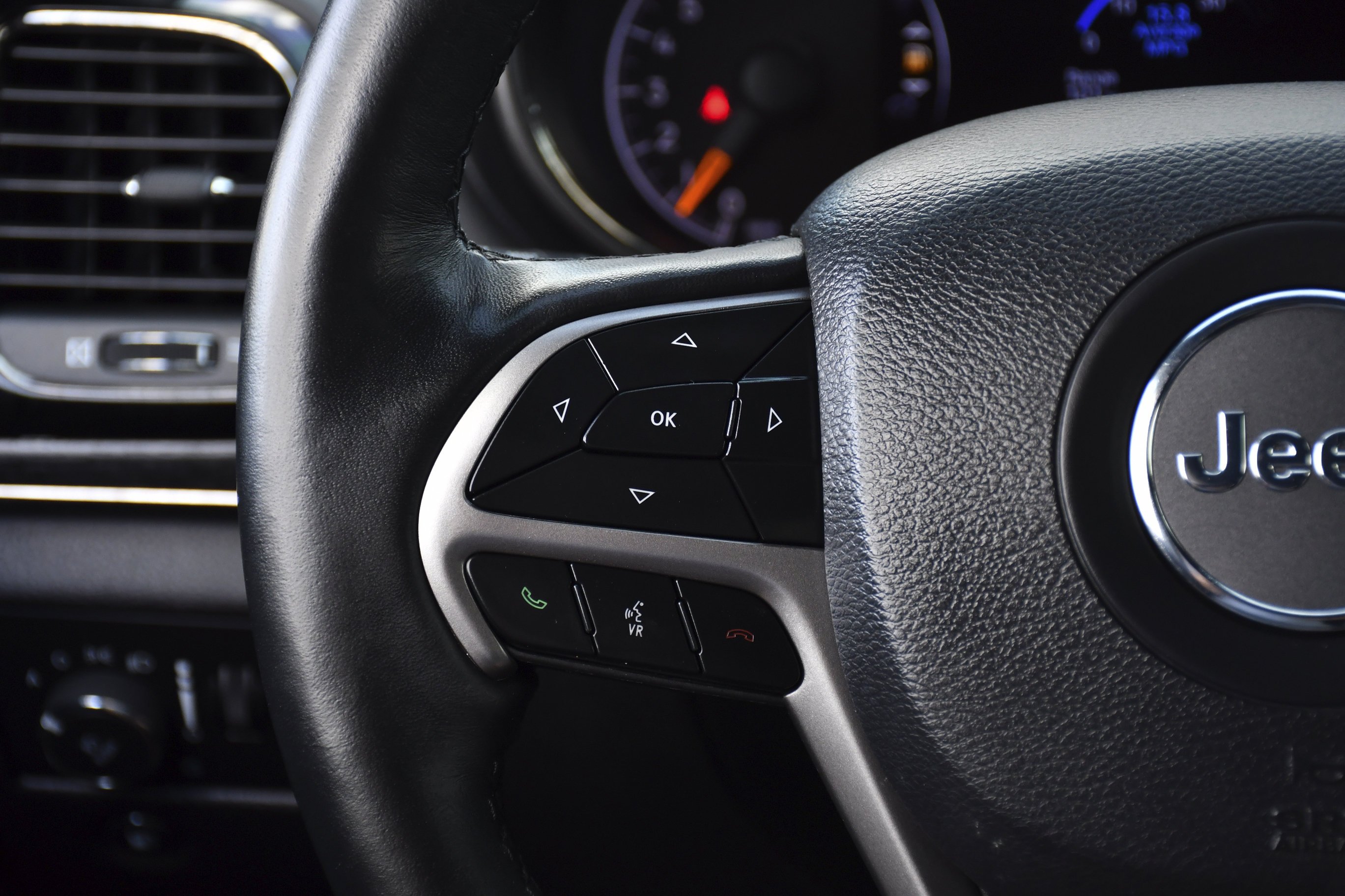 Used 2019 Bright White Clearcoat Jeep High Altitude image 8