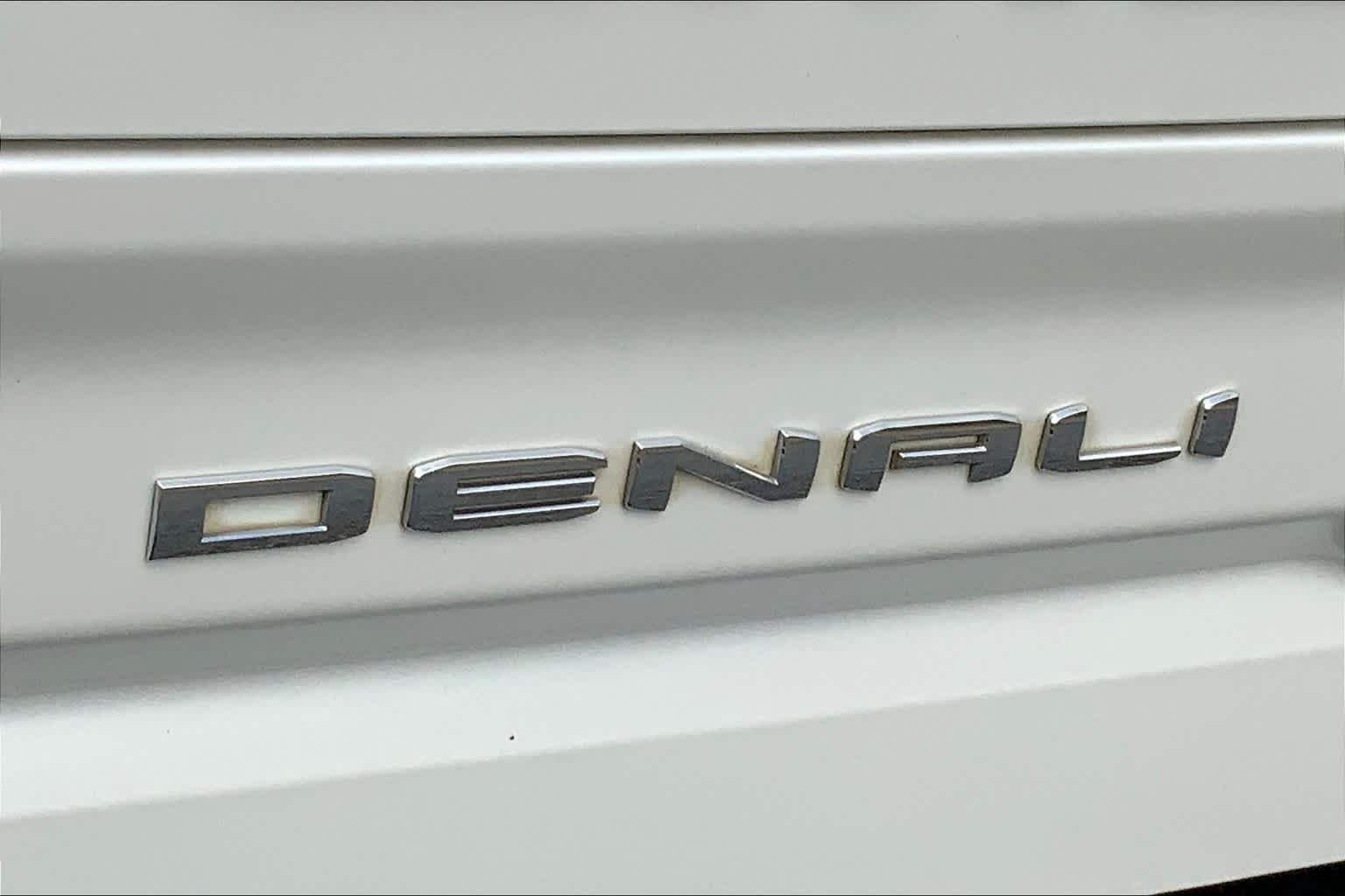 Used 2019 White Frost Tricoat GMC Denali image 10