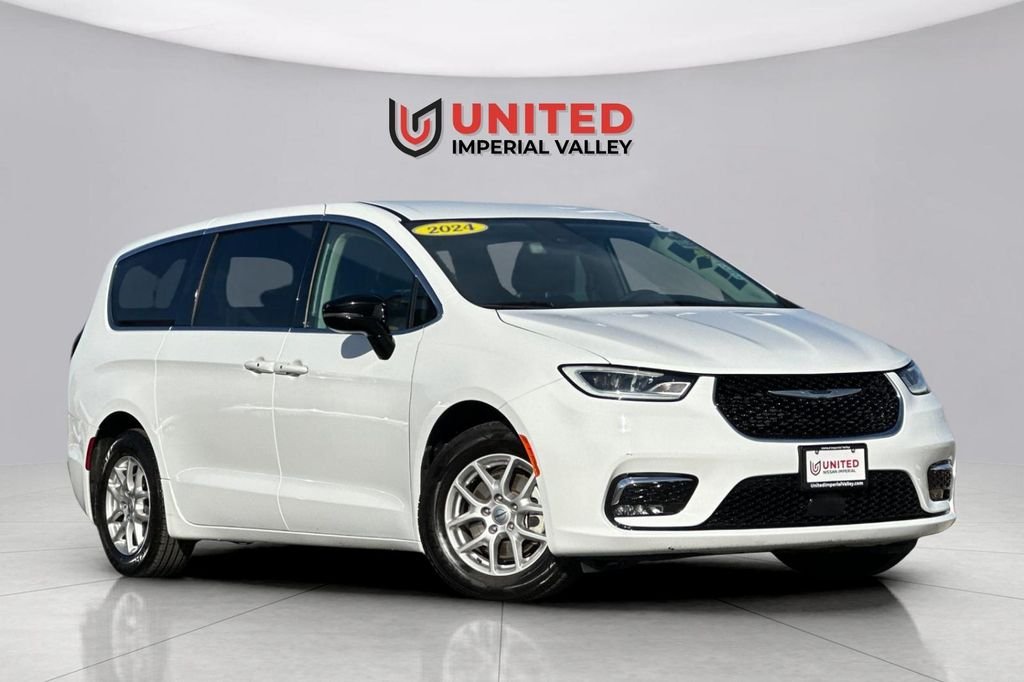 2024 Chrysler Pacifica Touring L's photo