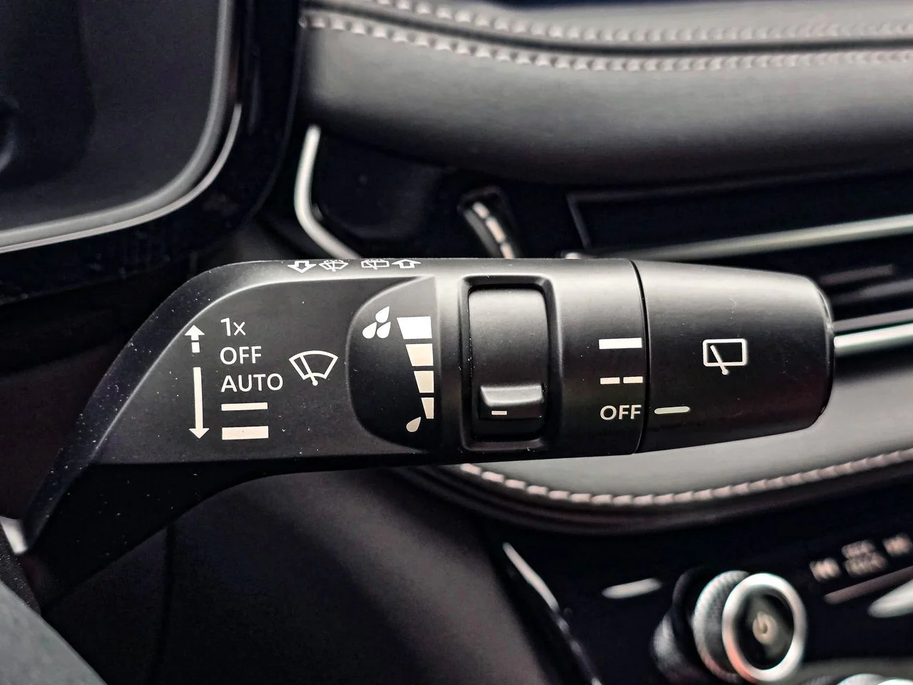 New 2027 2T RAD WHT INFINITI Sport AWD image 25