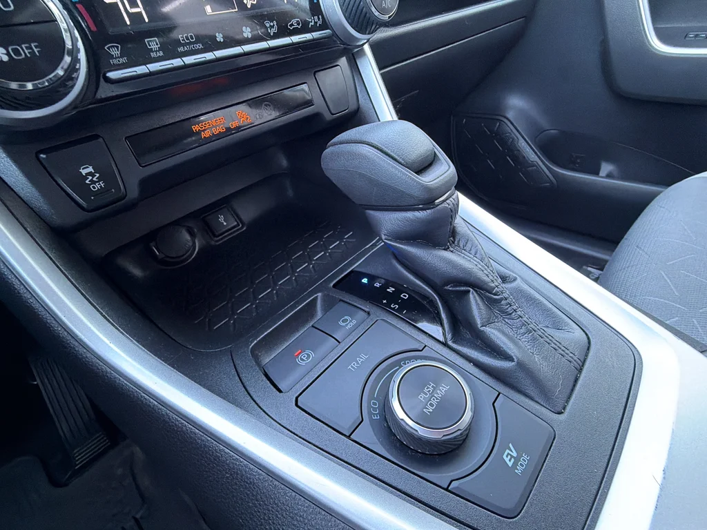 Used 2022 White Toyota XLE image 36