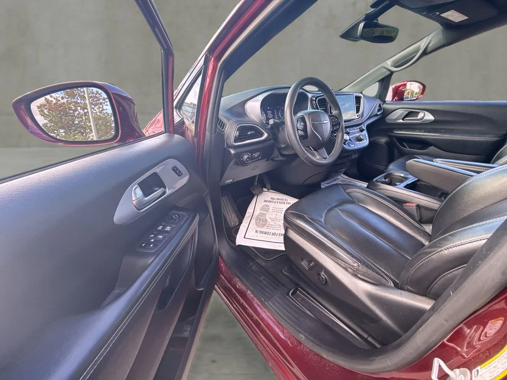 Used 2022 Red Chrysler Touring L image 15