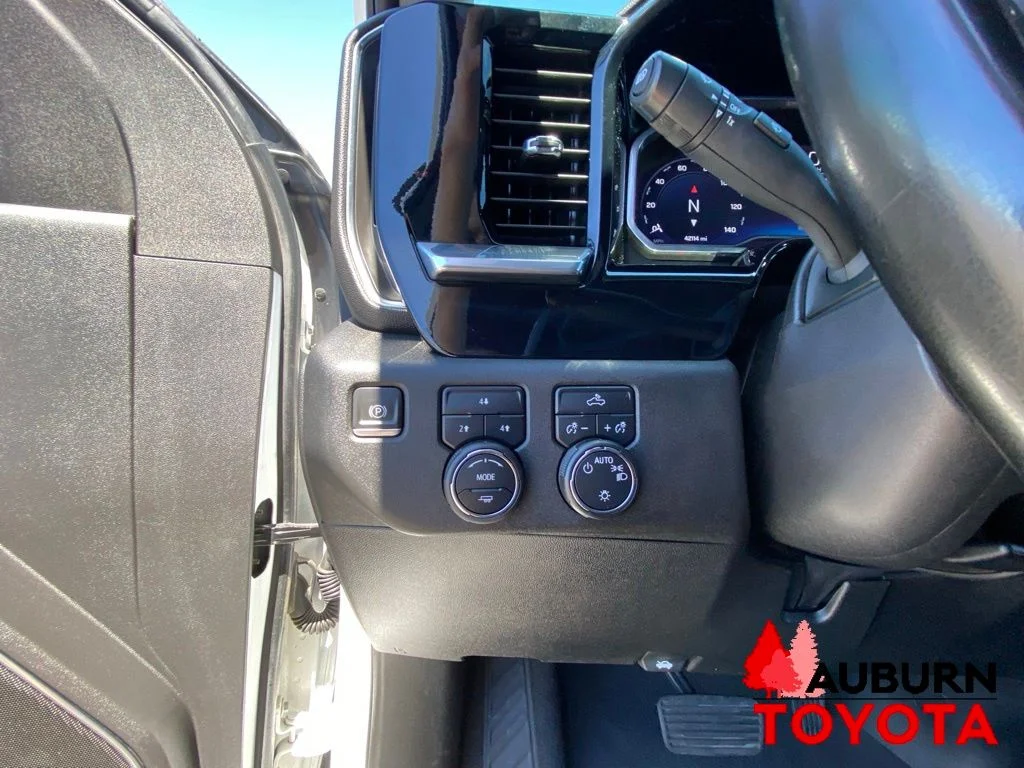 Used 2024 White Chevrolet LT image 34