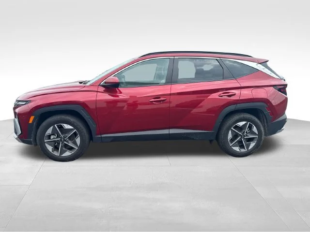 Used 2025  Hyundai SEL image 2