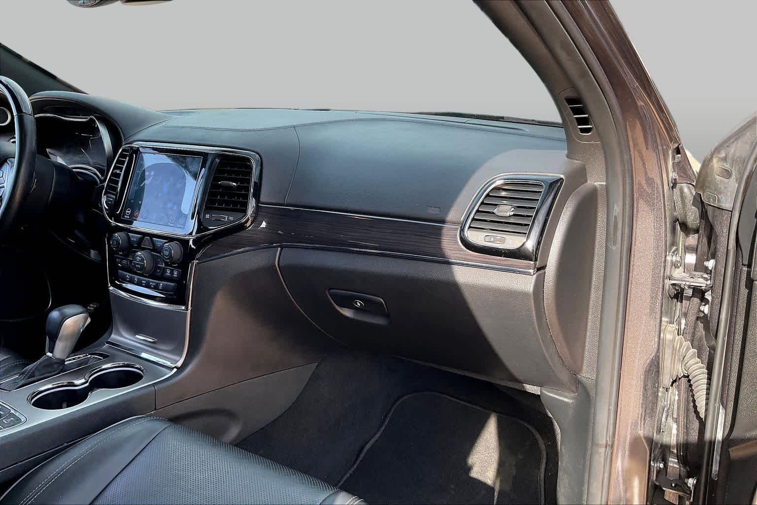 Used 2020 Granite Crystal Metallic Clearcoat Jeep Overland image 17