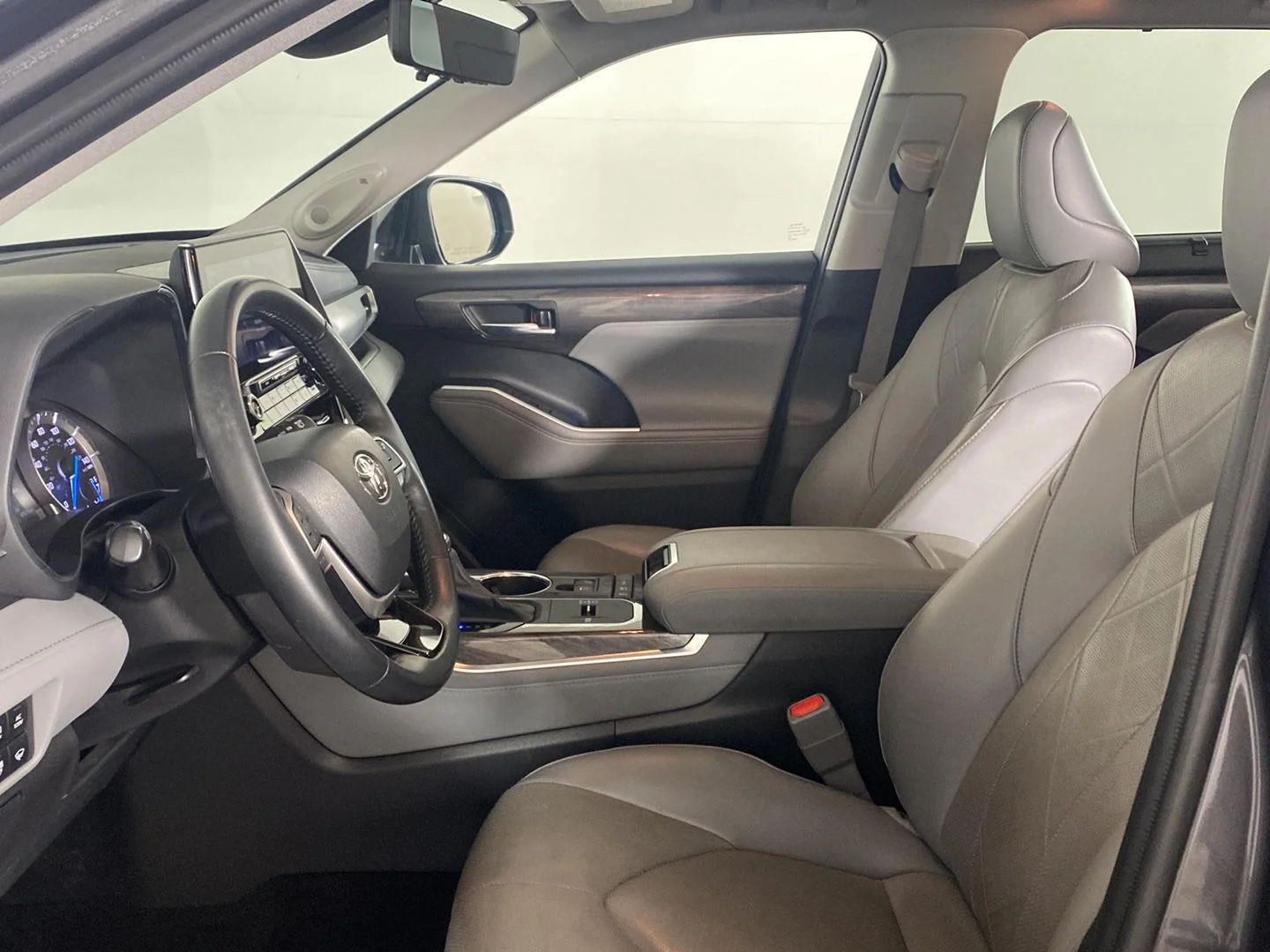Used 2022 Magnetic Gray Metallic Toyota Platinum image 11