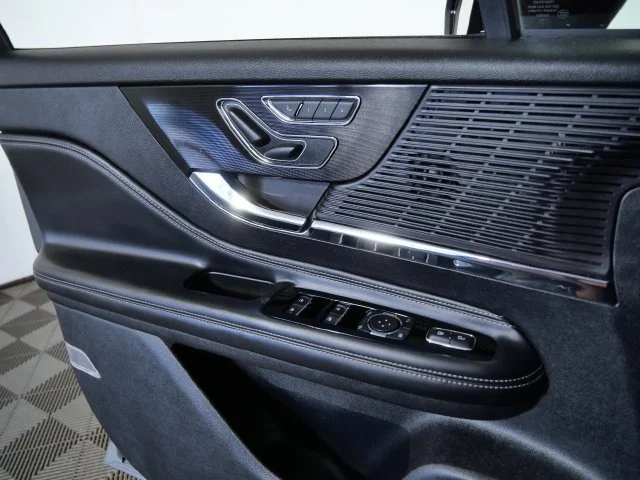 Used 2022 Gray Lincoln Reserve image 23