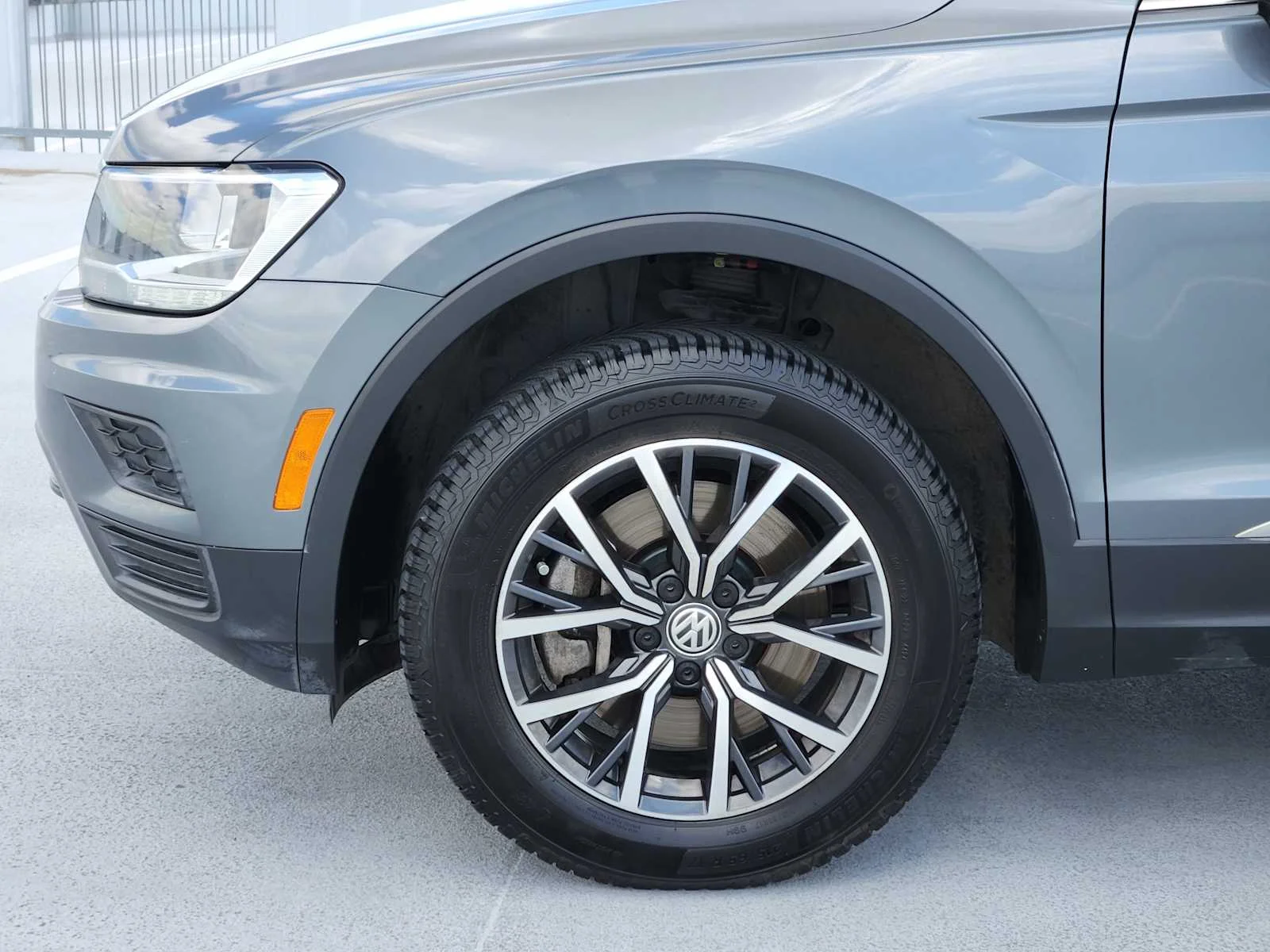 Used 2020 Platinum Gray Metallic Volkswagen SE image 9