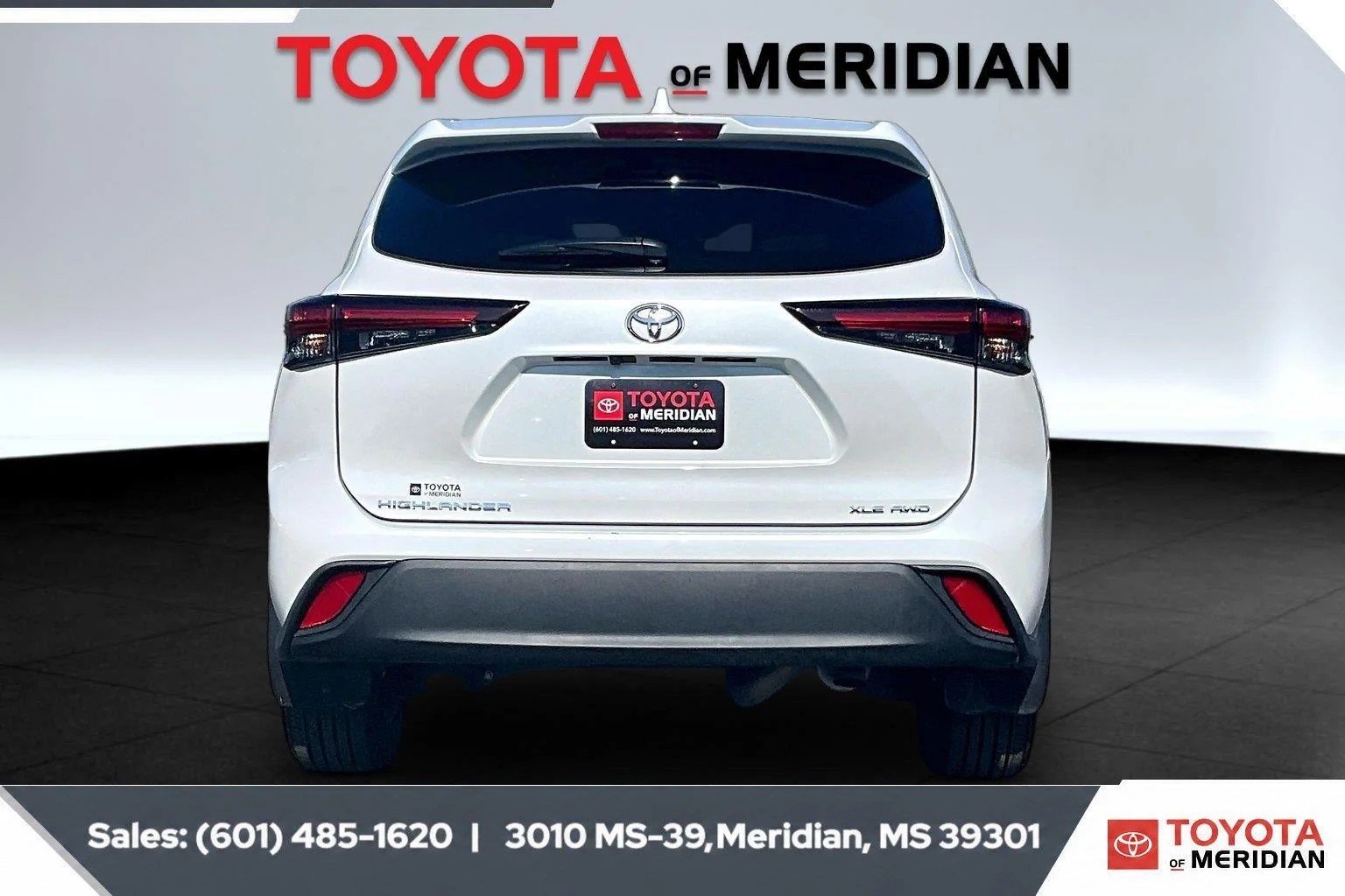 Used 2026 Wind Chill Pearl Toyota XLE image 4