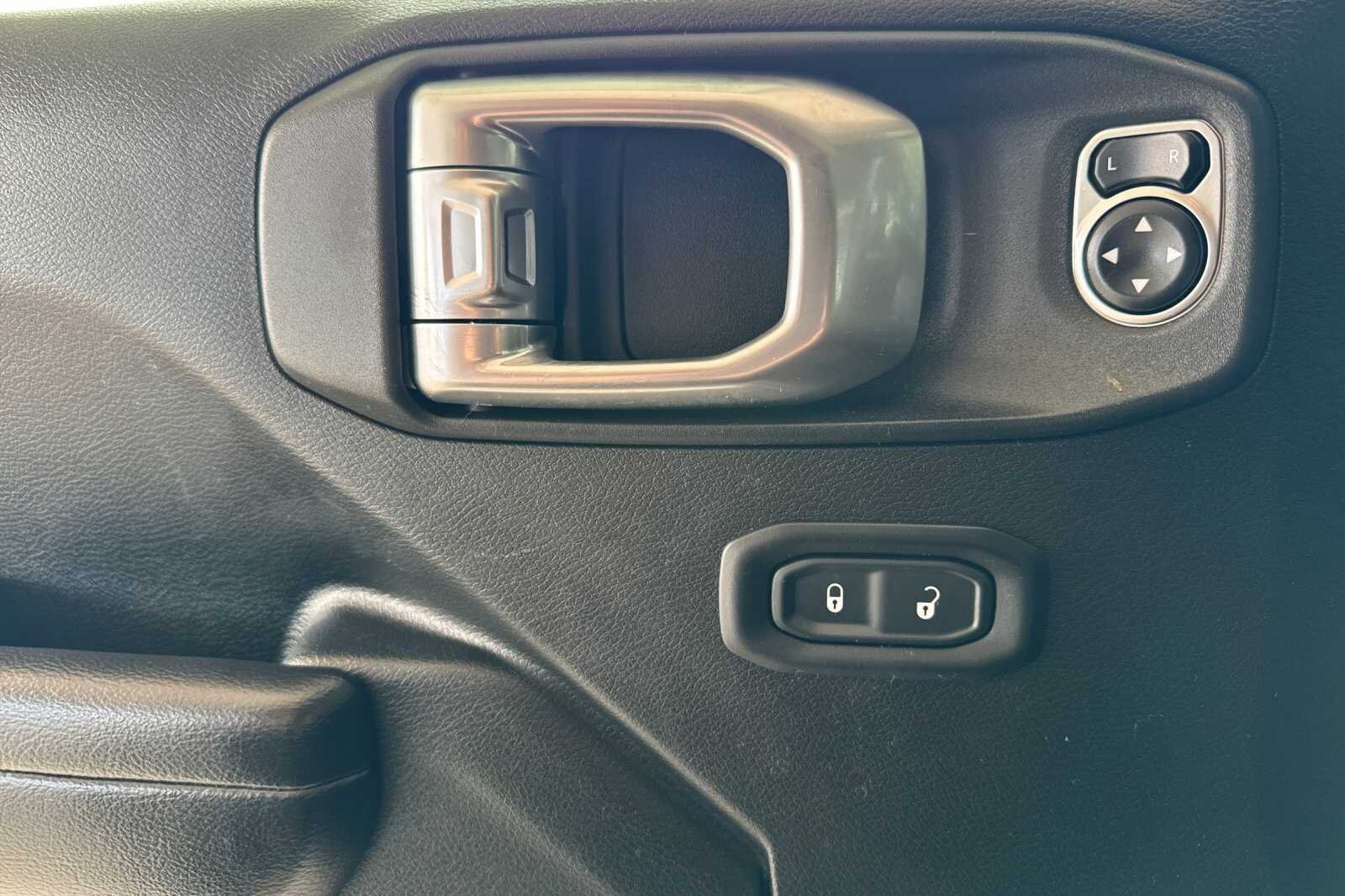 Used 2019 Gray Jeep Sport S image 11