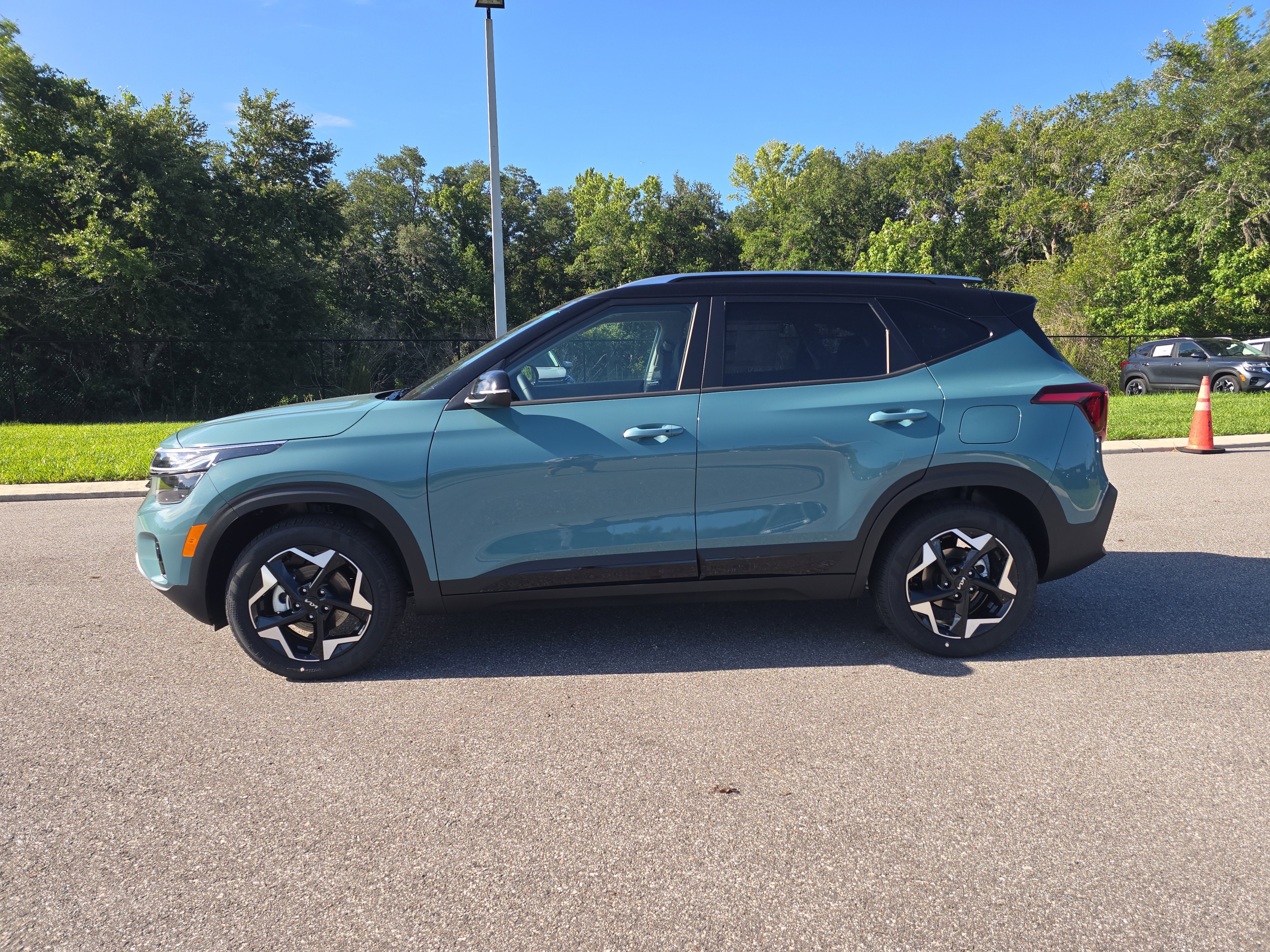 New 2026 Pluton Blue / Black Roof Kia S image 5