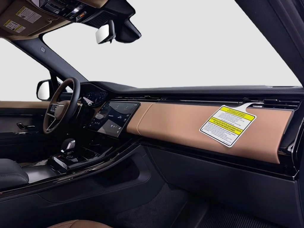 New 2026 Santorini Black LAND ROVER Dynamic SE image 31