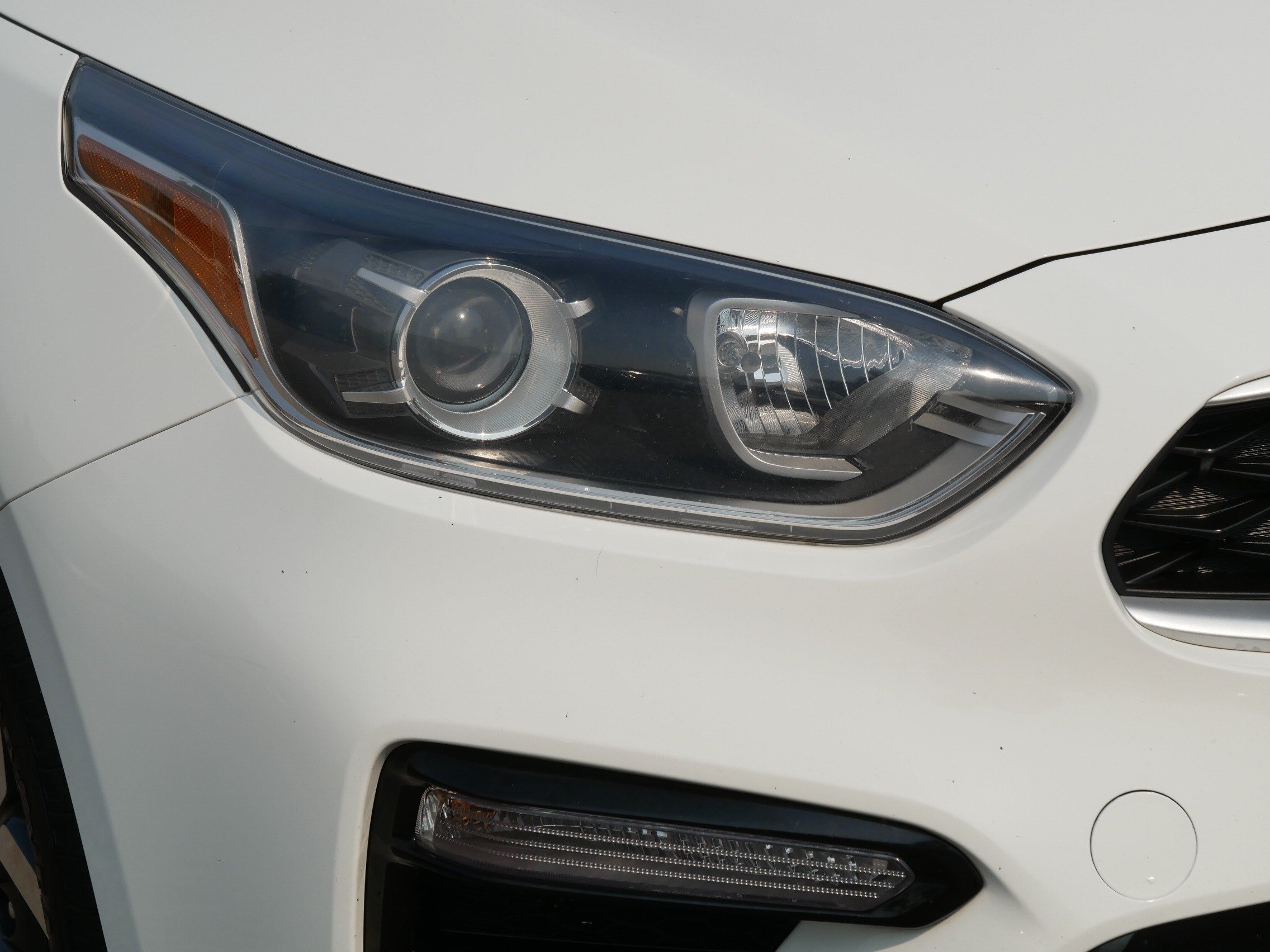 Used 2019 Clear White Kia LXS image 16