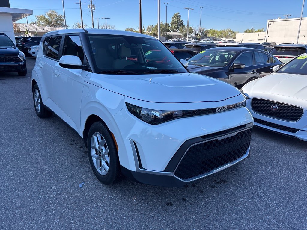 Certified Used 2025 White Kia LX image 1