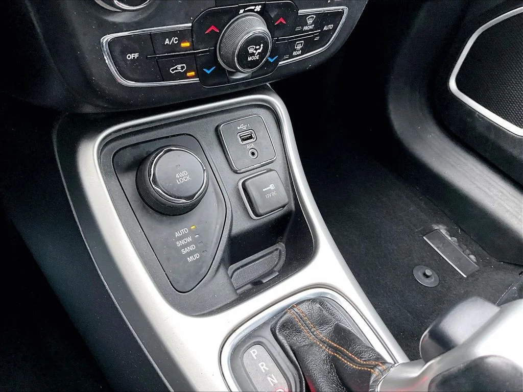 Used 2019 Blue Jeep Latitude image 32