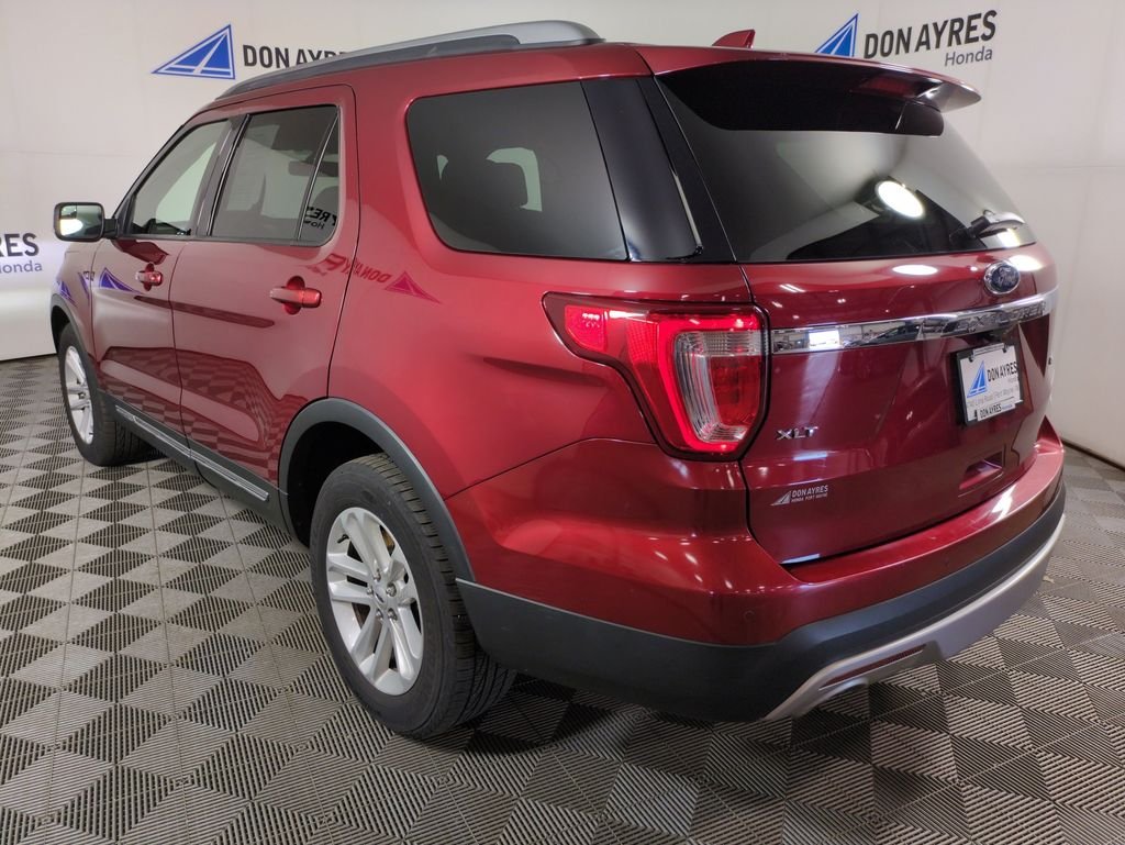 Used 2017 Ruby Red Metallic Ford XLT image 3